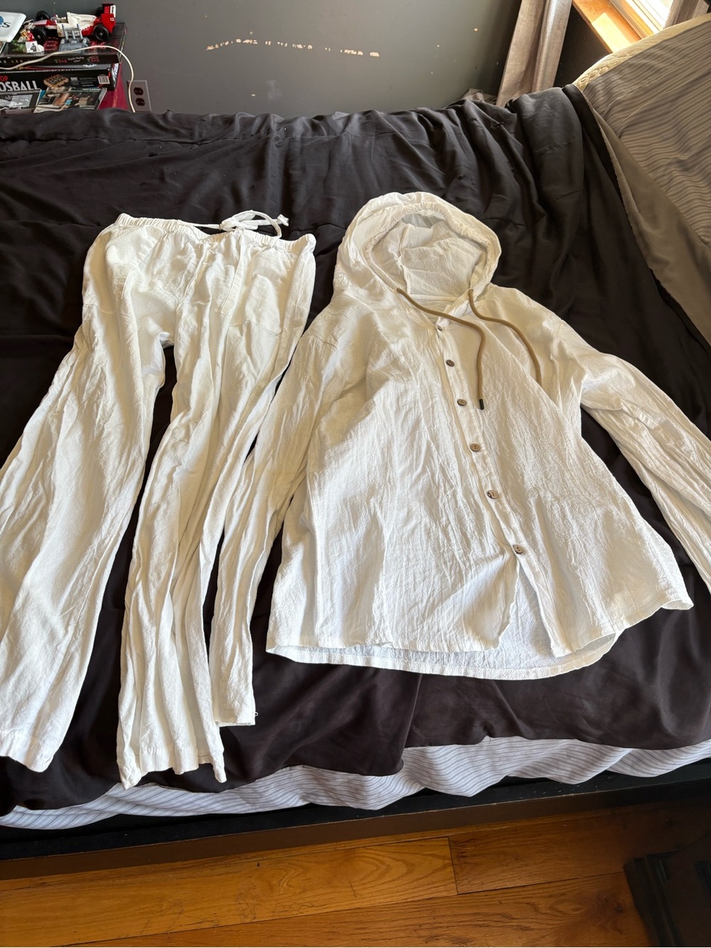 White Lightweight Hooded Button-Up Top and Drawstring Pants Set Men’s Medium